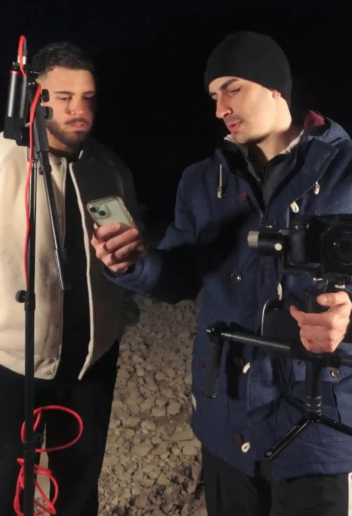 Coriprod guiando a un artista frente al micrófono durante una sesión