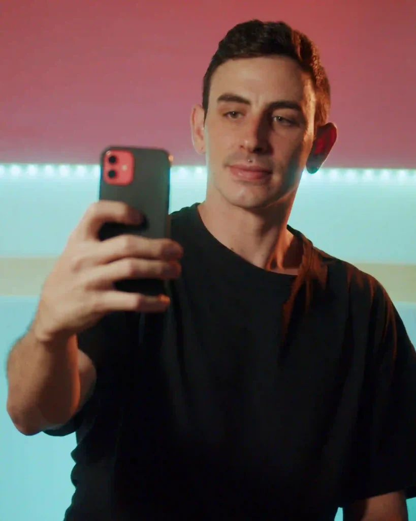 Coriprod usando el móvil para estrategias de redes sociales musicales